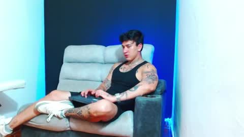 Snapshot of justinfuller_31 chatting on May 8, 1:33 am justinfuller_31 online show from May 8, 1:33 am