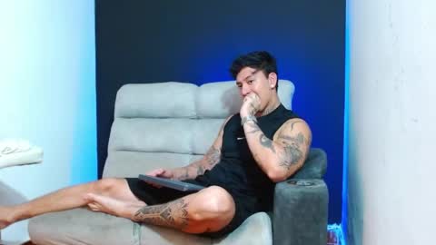 Snapshot of justinfuller_31 chatting on May 27, 7:33 pm justinfuller_31 online show from May 27, 7:33 pm