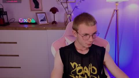 Snapshot of justleo_ chatting on August 8, 10:12 pm justleo_ online show from August 8, 10:12 pm