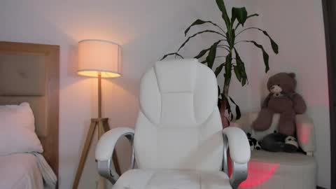 Snapshot of justmia__ chatting on April 5, 1:25 am IG imbellamiaa online show from April 5, 1:25 am