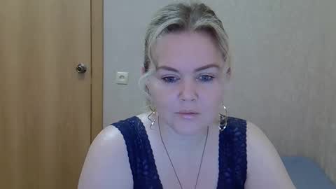 karennelsonx online show from April 1, 9:43 am