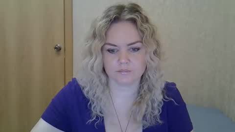 Snapshot of karennelsonx chatting on May 8, 9:47 am karennelsonx online show from May 8, 9:47 am