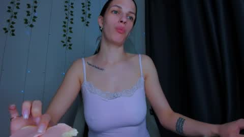 karla_lim online show from May 17, 10:33 am