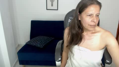 Snapshot of karlye_hot chatting on December 3, 7:43 am KARLYE online show from December 3, 7:43 am