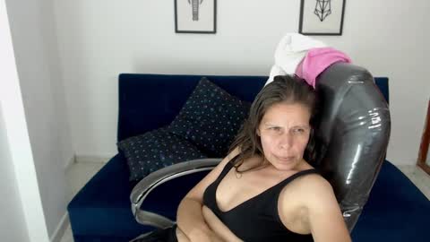 Snapshot of karlye_hot chatting on December 11, 6:04 am KARLYE online show from December 11, 6:04 am