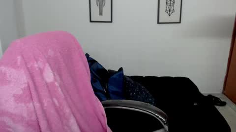 Snapshot of karlye_hot chatting on December 28, 2:11 am KARLYE online show from December 28, 2:11 am