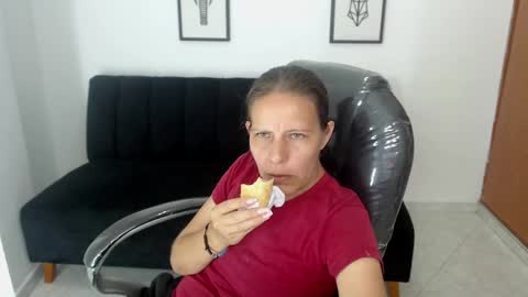 Snapshot of karlye_hot chatting on February 1, 1:44 am KARLYE online show from February 1, 1:44 am