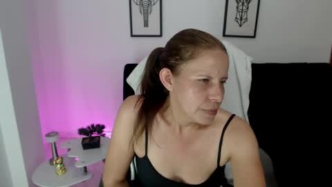Snapshot of karlye_hot chatting on February 12, 9:10 am KARLYE online show from February 12, 9:10 am
