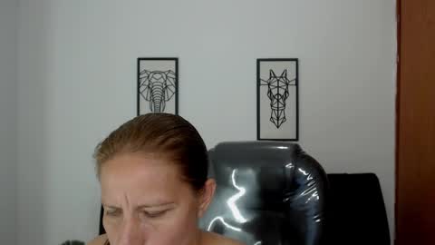 Snapshot of karlye_hot chatting on February 25, 3:31 am KARLYE online show from February 25, 3:31 am