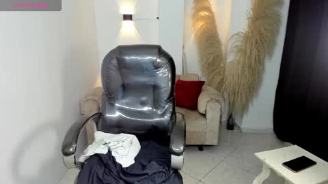 Snapshot of karlye_hot chatting on February 20, 6:26 am KARLYE online show from February 20, 6:26 am