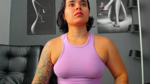 Snapshot of karlyjons_ chatting on May 2, 4:12 pm online show from May 2, 4:12 pm