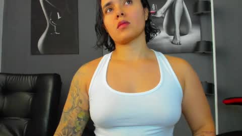 Snapshot of karlyjons_ chatting on May 11, 7:22 pm online show from May 11, 7:22 pm