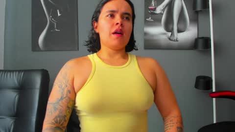 Snapshot of karlyjons_ chatting on May 20, 2:45 pm online show from May 20, 2:45 pm