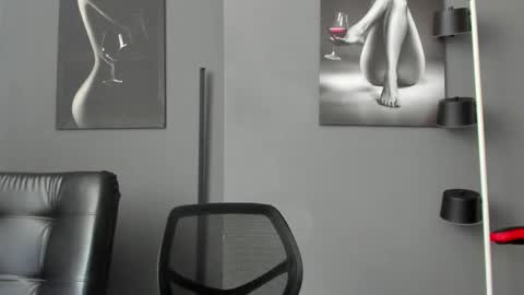 Snapshot of karlyjons_ chatting on May 28, 4:48 pm online show from May 28, 4:48 pm