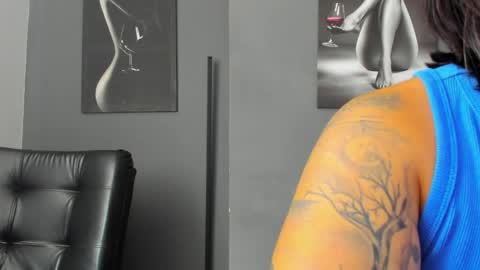 Snapshot of karlyjons_ chatting on June 1, 3:47 pm online show from June 1, 3:47 pm