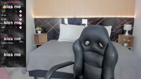 karol_cortes online show from May 6, 12:43 pm
