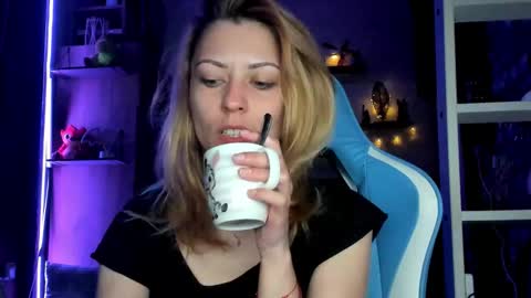 karoline121 online show from March 19, 3:43 am