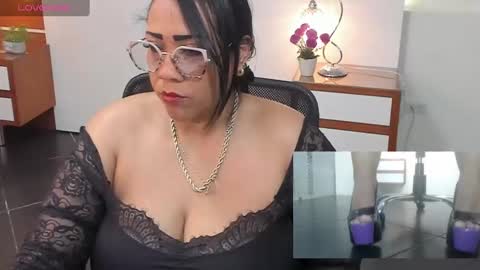 karolwestt online show from September 10, 1:44 pm