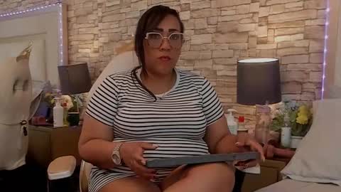 karolwestt online show from September 18, 1:24 pm