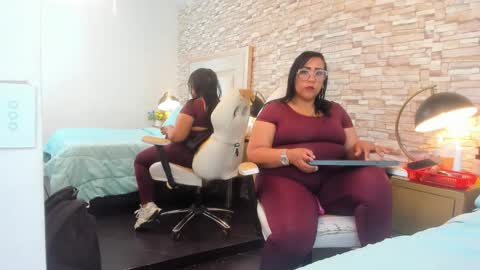 karolwestt online show from October 9, 1:42 pm