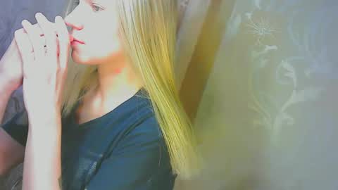 Snapshot of karolynafox chatting on September 17, 10:50 am Caroline Fox online show from September 17, 10:50 am