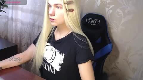 Snapshot of karolynafox chatting on March 1, 9:11 am Caroline Fox online show from March 1, 9:11 am