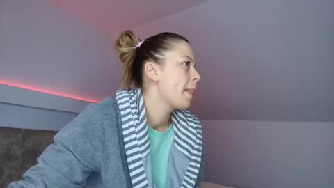 Snapshot of kateallyaa chatting on January 12, 7:46 am KateAllyaa online show from January 12, 7:46 am