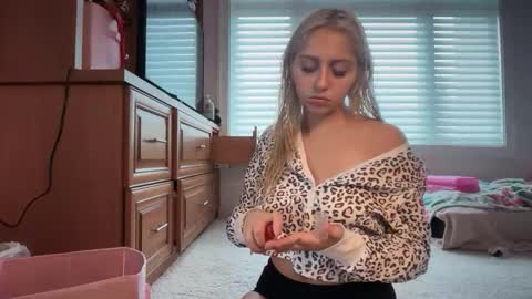 kateharperr online show from December 19, 7:21 pm