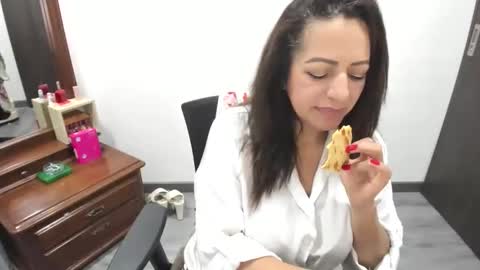 Snapshot of katerinamilf_ chatting on March 30, 3:35 pm kata online show from March 30, 3:35 pm