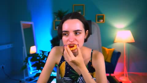 katewillows online show from January 8, 4:04 am