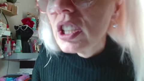 Snapshot of kathleenedwards chatting on May 23, 10:52 am Kathleen online show from May 23, 10:52 am