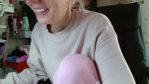 Snapshot of kathleenedwards chatting on May 24, 7:57 am Kathleen online show from May 24, 7:57 am