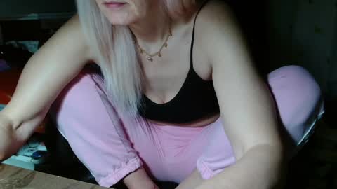 Snapshot of kathleenedwards chatting on May 27, 10:51 pm Kathleen online show from May 27, 10:51 pm