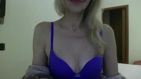 Snapshot of katia888 chatting on December 22, 12:05 pm katia888 online show from December 22, 12:05 pm