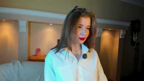 Snapshot of katiecarti chatting on May 2, 8:08 am Katrina online show from May 2, 8:08 am