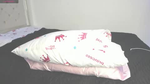 Snapshot of katitaluxury_hot chatting on March 18, 12:03 am katitaluxury_hot online show from March 18, 12:03 am