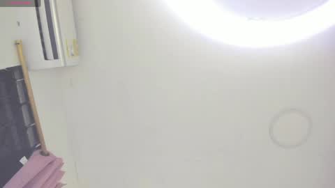 Snapshot of katitaluxury_hot chatting on May 28, 12:19 am katitaluxury_hot online show from May 28, 12:19 am
