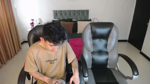 Snapshot of katnia_and_marcuz chatting on January 3, 4:48 pm Katnia and Marcuz online show from January 3, 4:48 pm