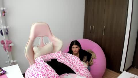 Snapshot of katrinrosex chatting on December 4, 3:21 pm Katrin online show from December 4, 3:21 pm