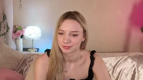 katt_yy online show from May 20, 5:13 am