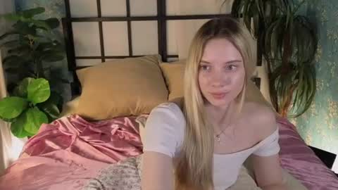 Snapshot of katt_yy chatting on July 10, 5:12 am katt_yy online show from July 10, 5:12 am
