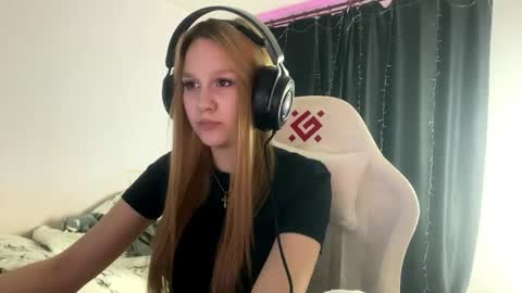 Snapshot of kayceefroehner chatting on April 24, 5:48 pm Amia online show from April 24, 5:48 pm