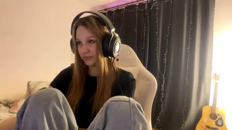 Snapshot of kayceefroehner chatting on April 30, 8:57 pm Amia online show from April 30, 8:57 pm
