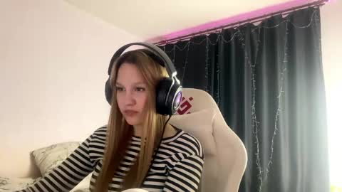 Snapshot of kayceefroehner chatting on May 1, 6:34 pm Amia online show from May 1, 6:34 pm