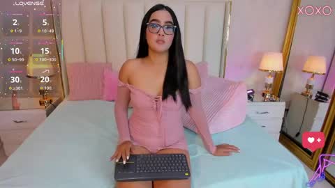 kayladavies_ online show from May 30, 8:28 pm