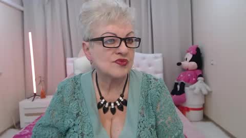 kaylesmoll online show from May 12, 6:38 pm