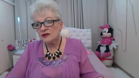 kaylesmoll online show from May 26, 6:48 pm