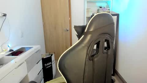 Snapshot of kaylie_xxx chatting on April 18, 7:58 pm kaylie online show from April 18, 7:58 pm