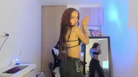 Snapshot of kaylie_xxx chatting on April 21, 10:56 pm kaylie online show from April 21, 10:56 pm