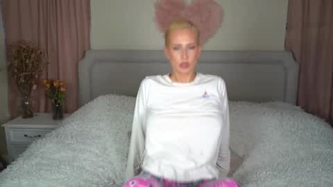 EliandKylie online show from December 1, 3:33 am